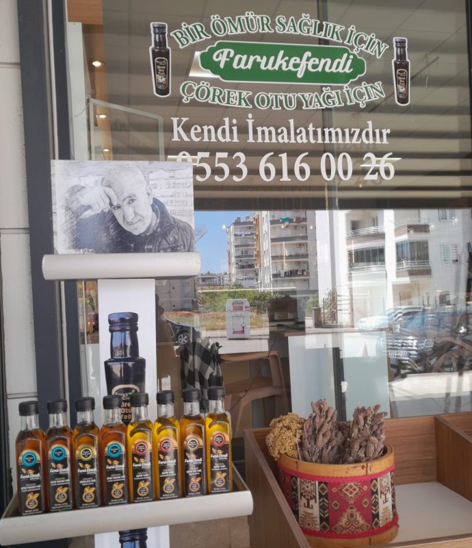 faruk efendi mersin mezitli dükkanında müşterilerini bekliyor