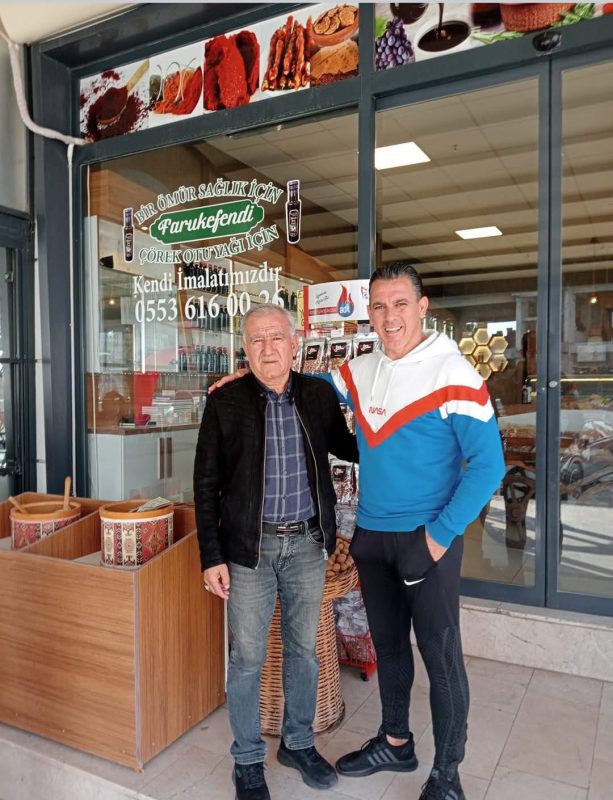 faruk efendi tarkan beyle poz veriyor milli futbolcu