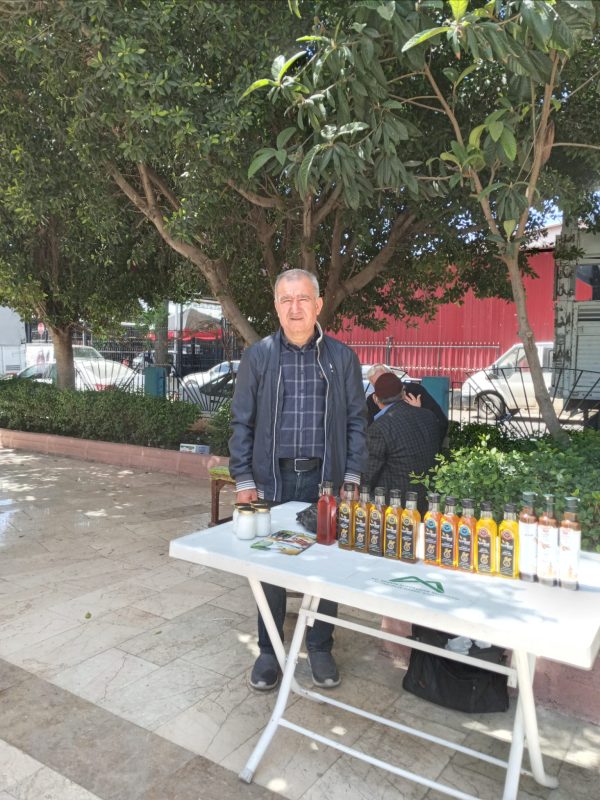 faruk efendi aktar tezgahının önünde duruyor